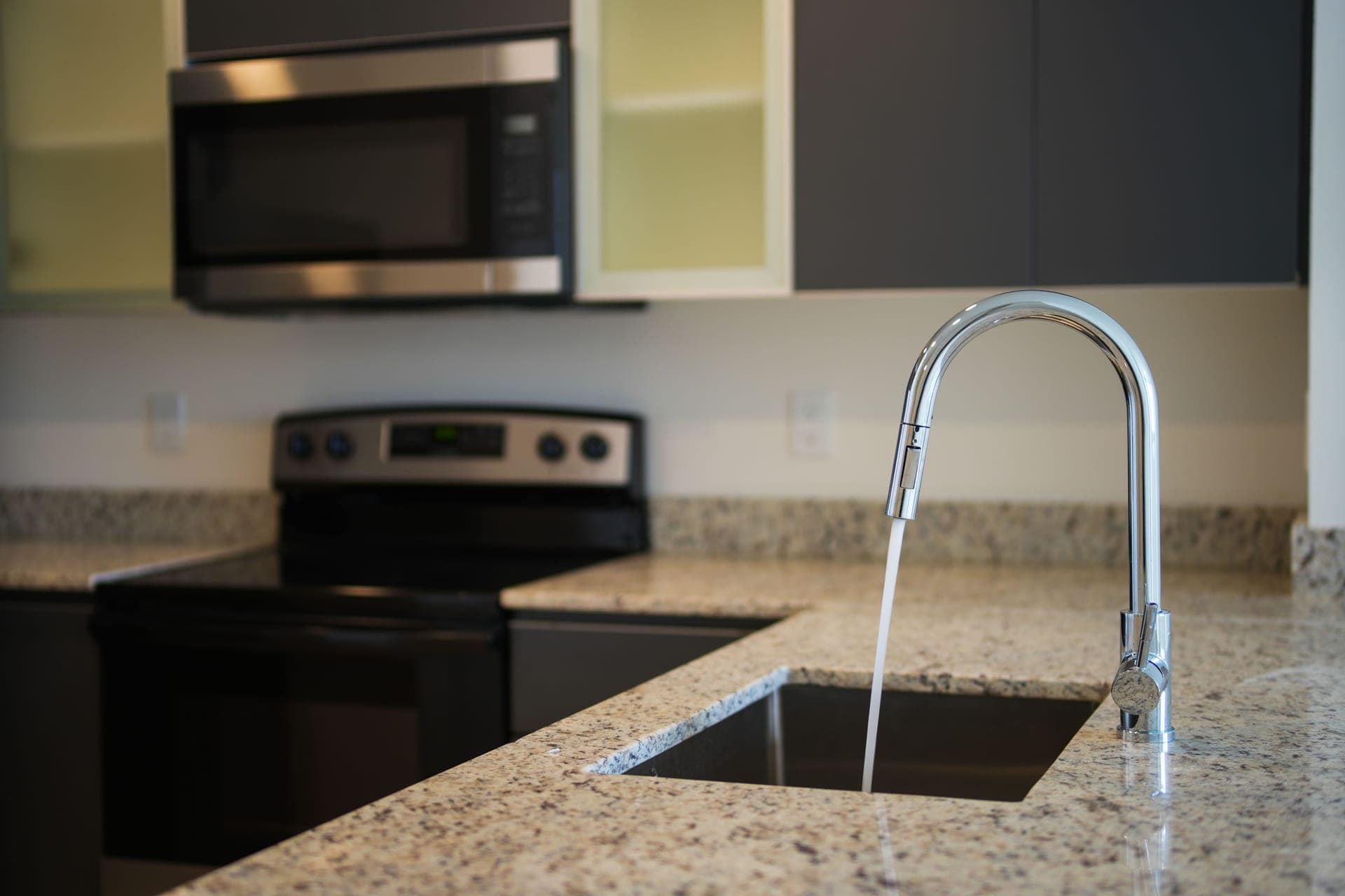 Countertop water purifier appliance in a kitchen